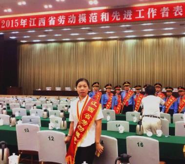 何丽君受赞美.jpg