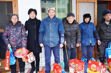 集团走访慰问福利院.jpg