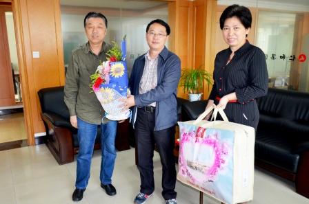 尊龙z6中国工会走访慰问2015年度劳模 (1).jpg